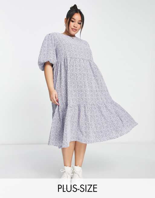 Glamorous Curve - Robe babydoll mi-longue nouée au dos à volants étagés - Bleu à petites fleurs