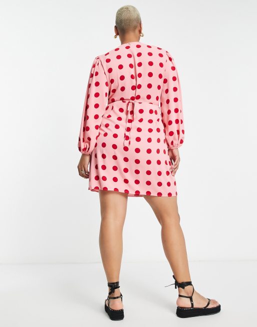 Glamorous Curve – Rosa och rödprickig mini-omlottklänning med långa ärmar, 2 av 4