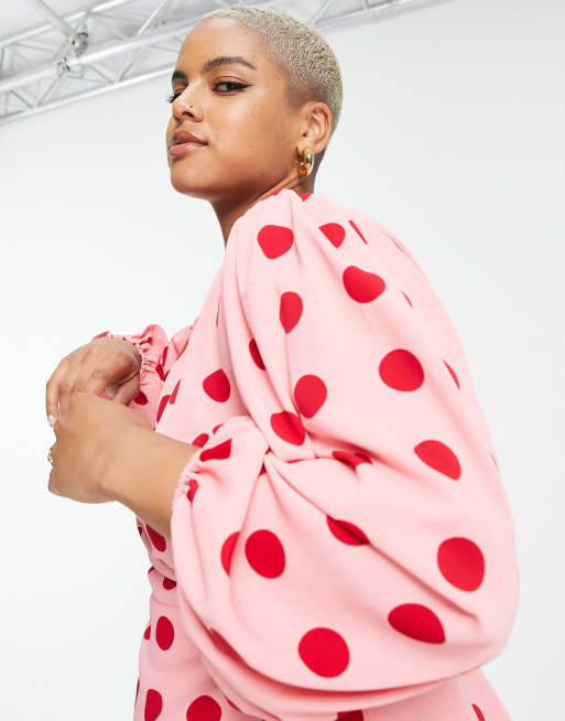 Glamorous Curve – Rosa och rödprickig mini-omlottklänning med långa ärmar, 3 av 4