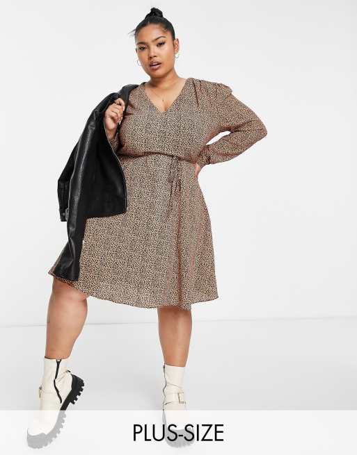 Glamorous Curve – Rozkloszowana sukienka w panterkę z wiązaniem w talii