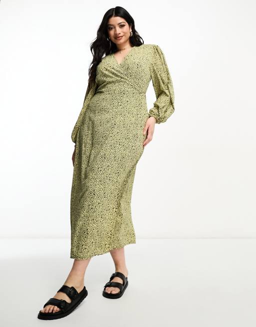 Glamorous Curve – Senapsgul, svart och småblommig midi-omlottklänning