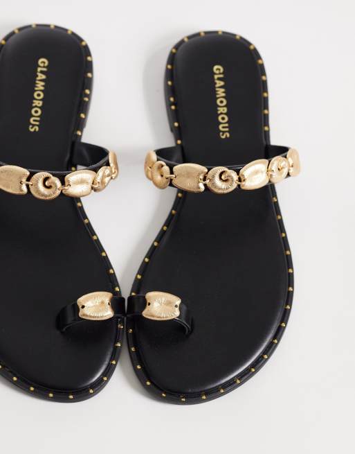 Glamorous – Czarne płaskie sandały ze złotymi muszelkami, 2 z 4