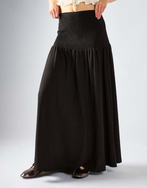 Glamorous Drop waist maxi skirt in black crinkle, 3 of 4