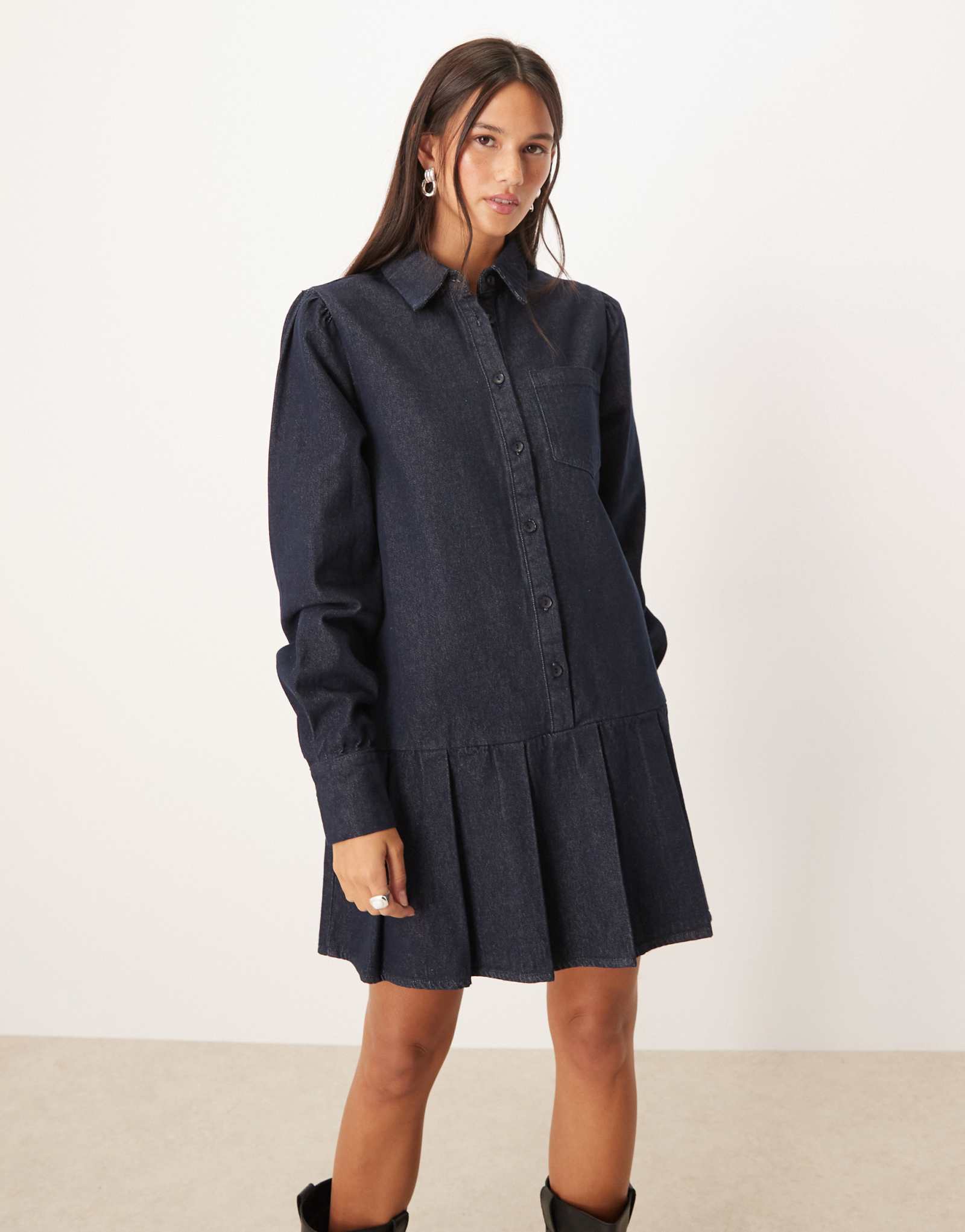 Гламурное плиссированное мини-платье из джинсовой ткани с заниженной талией синего цвета индиго