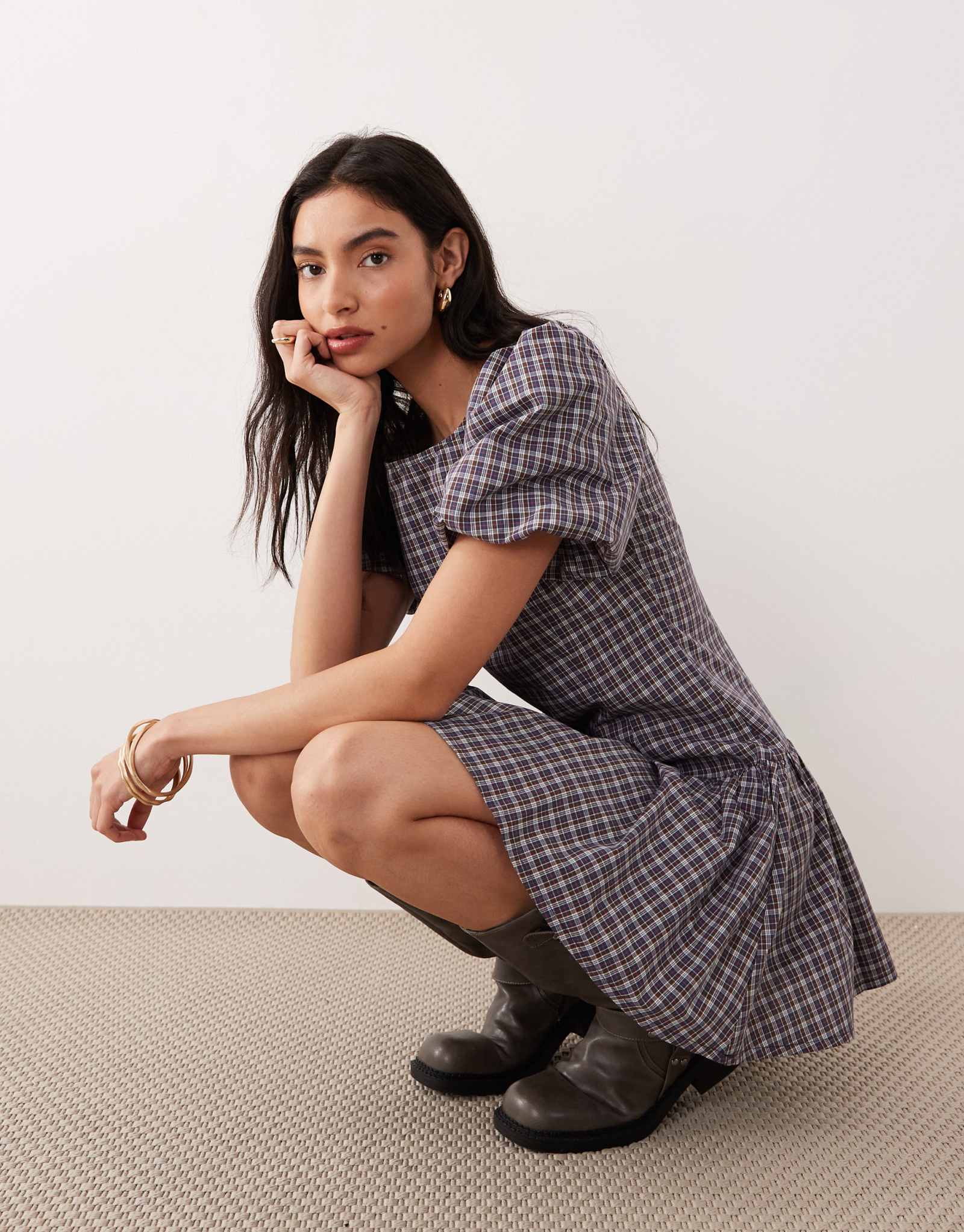 Гламурное мини-платье с заниженной талией и пышными рукавами в темно-бордовую клетку