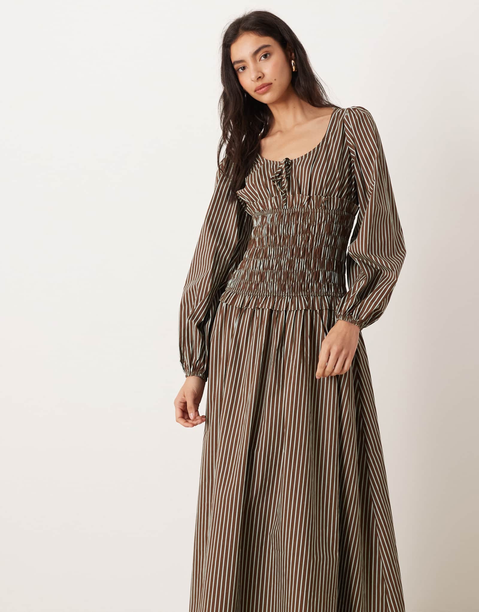 Гламурное макси-платье с гофрированным лифом и заниженной талией в коричнево-синюю полоску