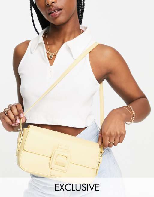 Glamorous – Exclusive – Schultertasche mit farblich abgestimmter Metallverzierung in Buttergelb
