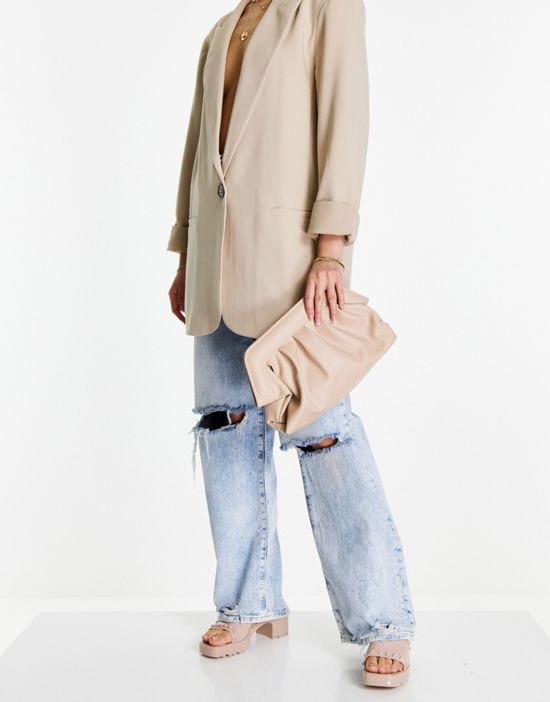 https://images.asos-media.com/products/glamorous-exclusive-slouchy-pillow-clutch-bag-in-camel-with-padded-frame/22325138-2?$n_550w$&wid=550&fit=constrain
