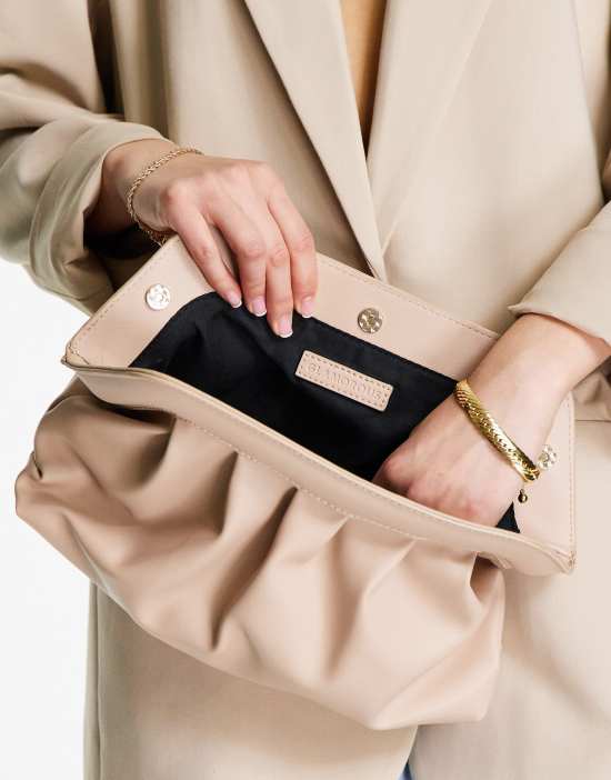https://images.asos-media.com/products/glamorous-exclusive-slouchy-pillow-clutch-bag-in-camel-with-padded-frame/22325138-4?$n_550w$&wid=550&fit=constrain