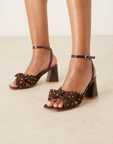 Glamorous - Exclusives - Sandalen met halfhoge hak en versierde strik in bruin - view 1