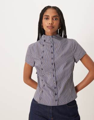 Glamorous - Figurbetonte Bluse mit asymmetrischer Knopfleiste und Streifen in Marineblau und Braun-Bunt