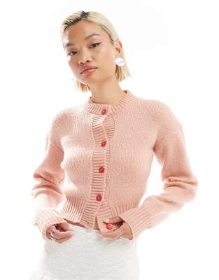 Glamorous - Figurbetonte Strickjacke in Rosa mit kontrastierenden Knöpfen