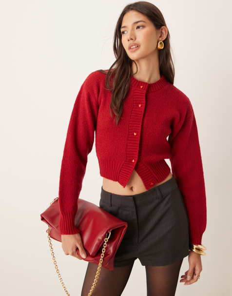 Glamorous – Figurbetonte Strickjacke in Rot mit herzförmigen Knöpfen - view 1