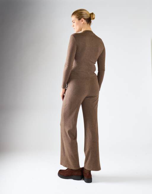 Glamorous Fitted long-sleeves crewneck top in brown rib, 2 of 4