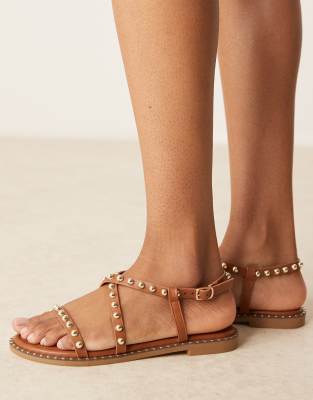 Glamorous - Flache Sandalen in Hellbraun mit Nietenbesatz