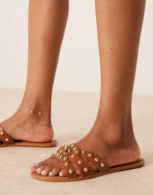 Glamorous - Flache Sandalen in Hellbraun mit Nietenbesatz