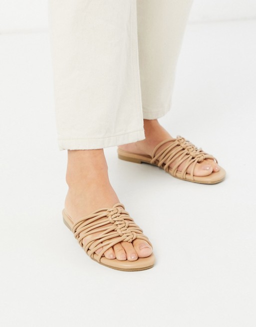 Glamorous flat sandals in beige