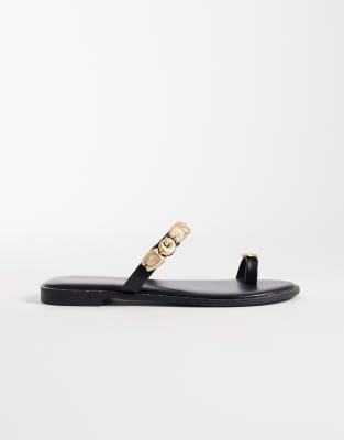 Glamorous Flat Sandals With Gold Shells In Black