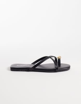 Glamorous flat sandals with toe ring in black