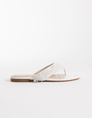 Glamorous Flip Flops With Shell In White
