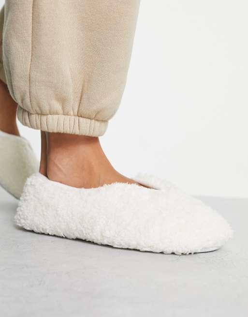 Cream discount fluffy slippers