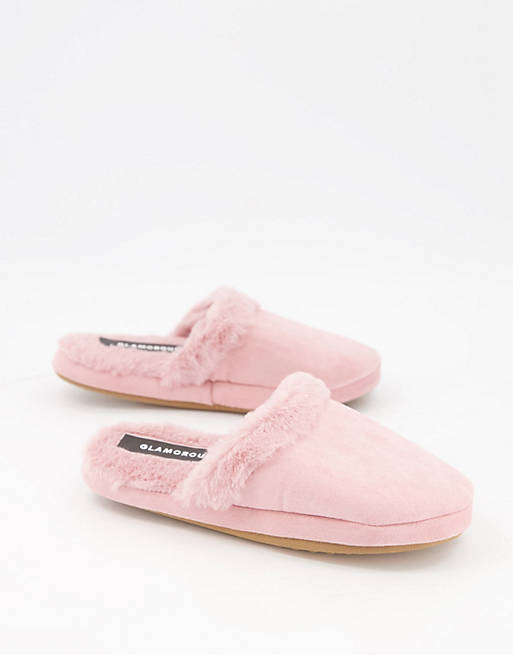 Glamorous fluffy slippers in pale pink
