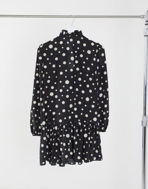Glamorous – Gepunktetes Mini-Hängerkleid mit Schleife am Ausschnitt und Schößchensaum, 4 von 4