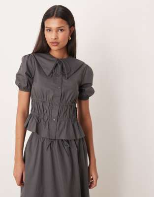 Glamorous - Geraffte Bluse in Stahlgrau mit Rüschen