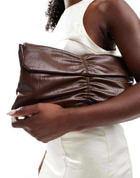 Glamorous – Geraffte Clutch-Tasche in brauner Lackoptik - view 1