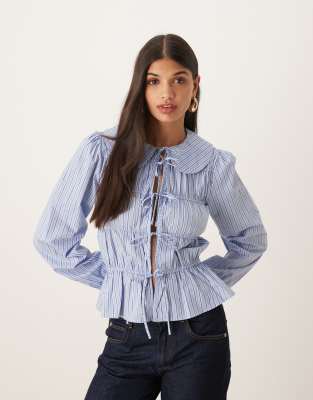 Glamorous - Gesmokte Bluse in gestreiftem Blau mit gebundener Vorderseite-Bunt