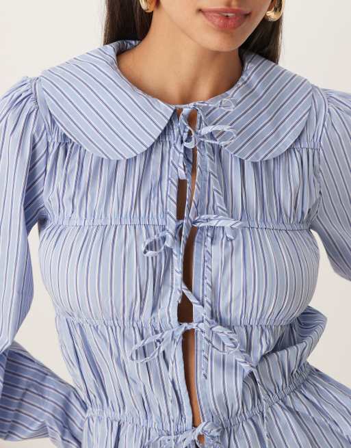 Glamorous – Gesmokte Bluse in gestreiftem Blau mit gebundener Vorderseite, 3 von 4