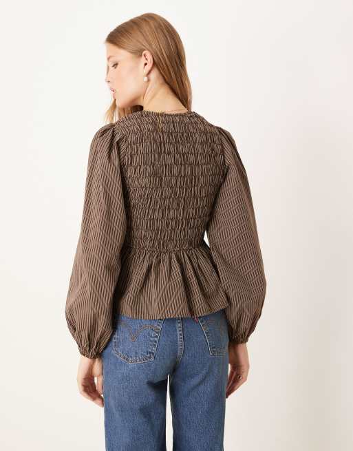 Glamorous - Gesmokte gestreepte blouse met lange mouwen en gestrikte voorkant in bruin, 2 van 4