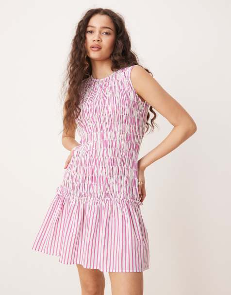 Glamorous - Gestreepte mini jurk met gesmokte verlaagde taille in roze - view 1