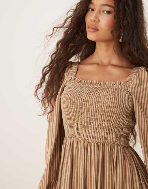 Glamorous – Gestreiftes Maxikleid in Braun mit Puffärmeln und gesmoktem Oberteil, 2 von 4