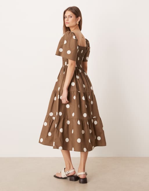Glamorous – Gestuftes Midaxi-Kleid in Braun mit weißen Polka Dots und V-Ausschnitt, 4 von 4