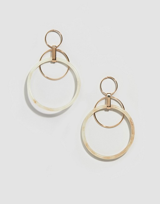 Glamorous gold and resin hoop earrings