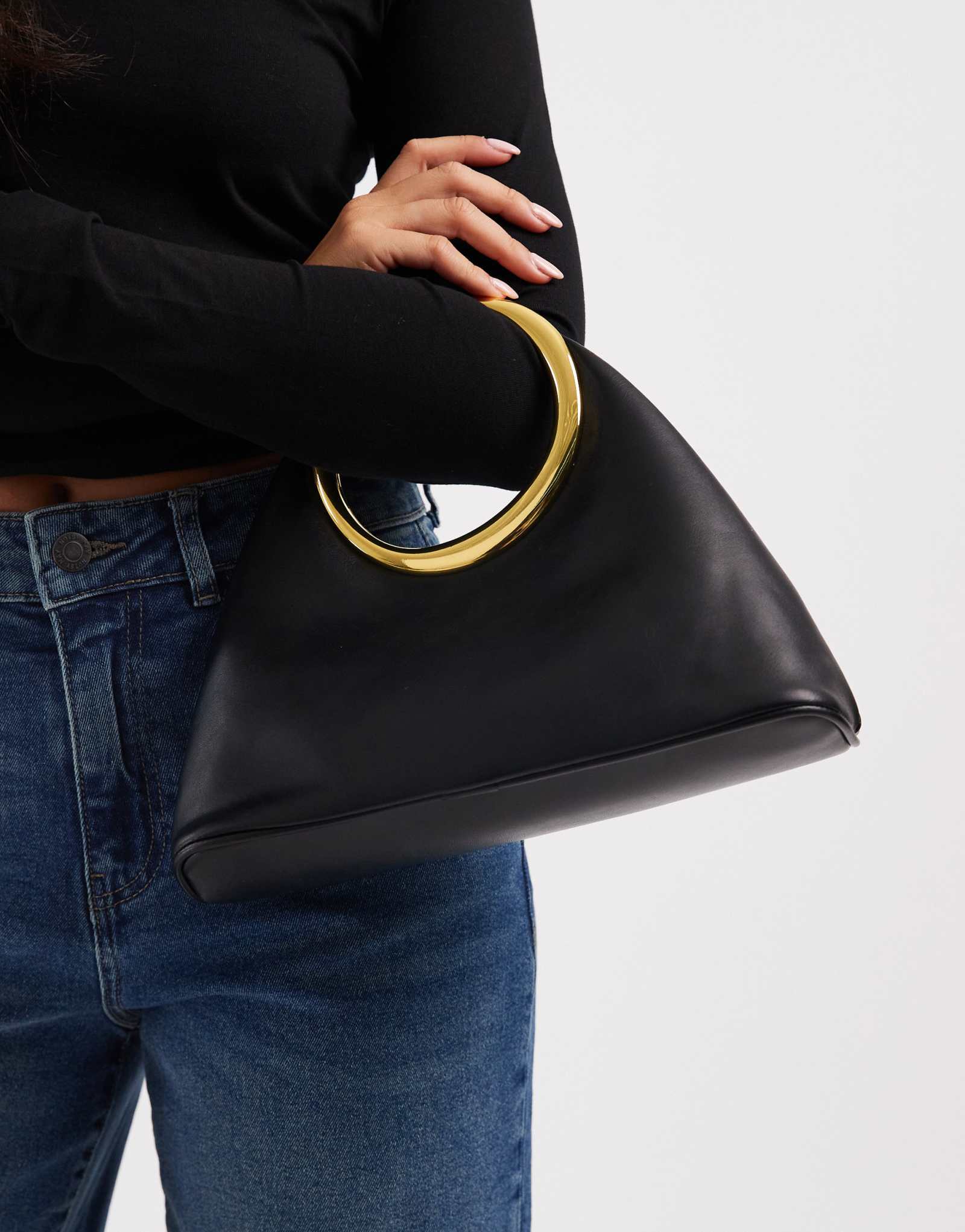 Гламурная сумка-захват с золотой ручкой черного цвета 