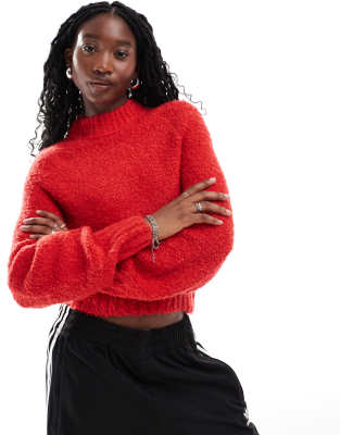 Glamorous - Grober Strickpullover in Rot mit kastigem Schnitt-Weiß