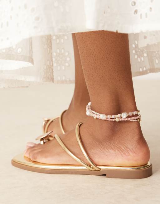 Glamorous – Guldfärgade, platta sandaler med tårem, 4 av 4