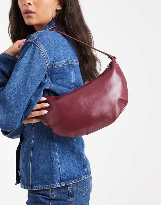 Glamorous – Halbmondförmige Schultertasche in Burgunderrot