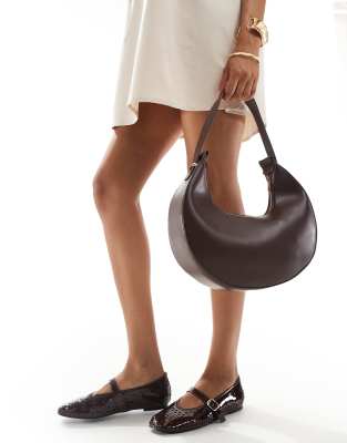 Glamorous - Halbmondförmige Schultertasche in Schokobraun