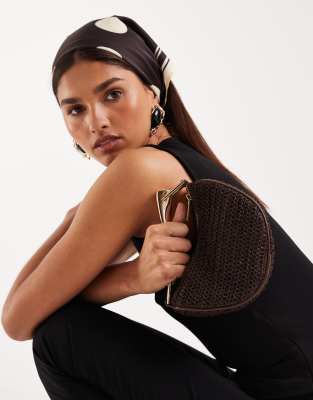 Glamorous - Henkeltasche aus gewebtem Raffiabast in Braun mit goldenem Metallhenkel-Brown