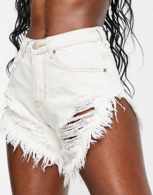 Glamorous - Højtaljede longline-denimshorts med rå kanter i afbleget vask