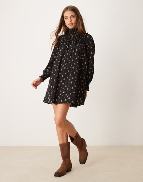 Glamorous – Hochgeschlossenes Mini-Hängerkleid mit rotem Blümchenmuster und Rüschen - view 1