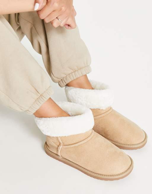 Glamorous – Hohe Hausschuhe aus Wildlederimitat in Latte 