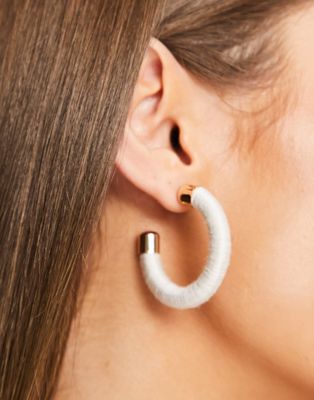 Glamorous hoop earrings in white