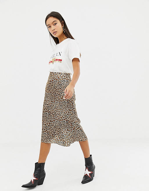 Glamorous - Jupe mi-longue en satin à imprimé léopard