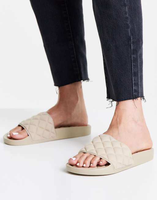 Glamorous – Kamelbruna, quiltade sandaler med öppen häl