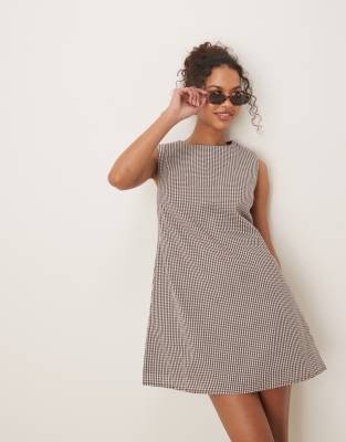 Glamorous - Kariertes Mini-Hängerkleid in Braun-Weiß