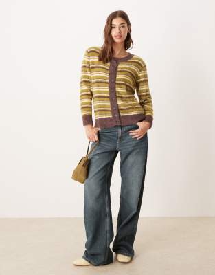 Glamorous - Kastige, flauschige Strickjacke in Oliv mit Streifen in Braun-Bunt